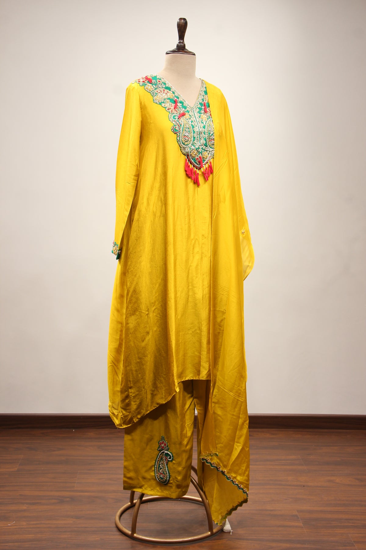 Yellow Crepe Kurti Pant Suit with Resham & Zari Handwork Paisley Yoke – other side view